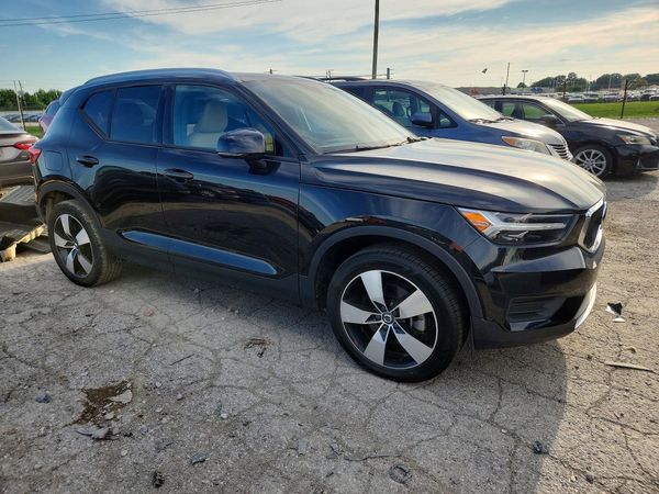 2020 VOLVO XC40 Momentum