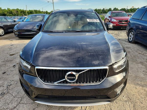 2020 VOLVO XC40 Momentum