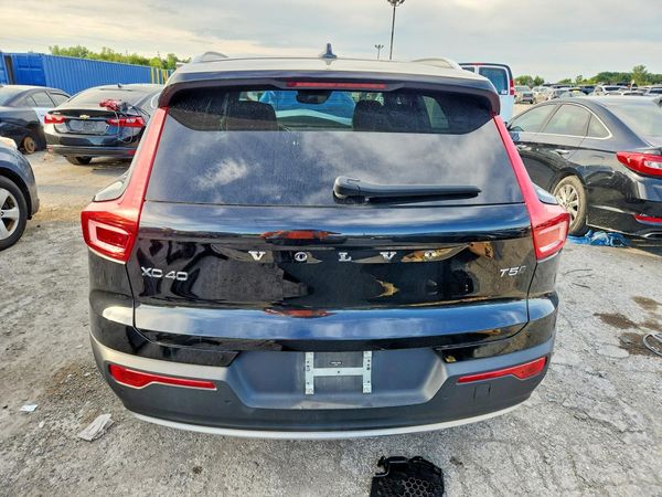 2020 VOLVO XC40 Momentum