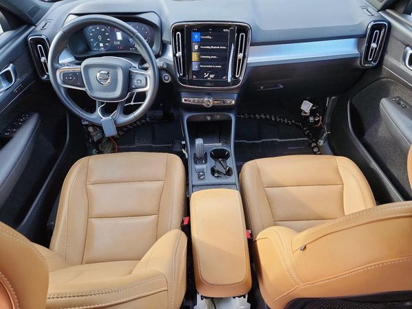 2020 VOLVO XC40 Momentum