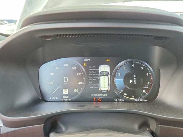 2020 VOLVO XC40 Momentum
