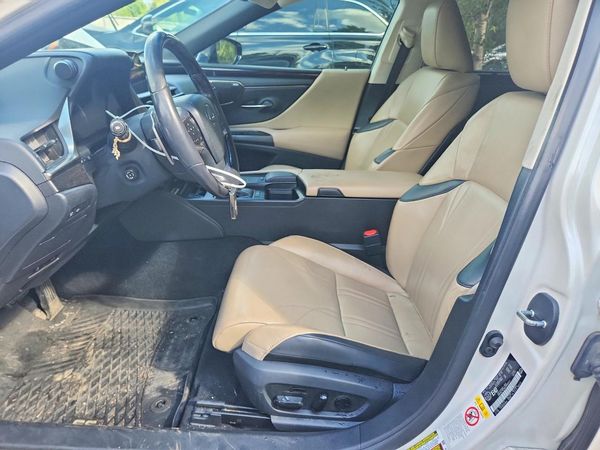 2019 LEXUS ES
