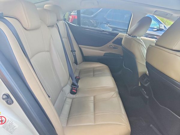 2019 LEXUS ES