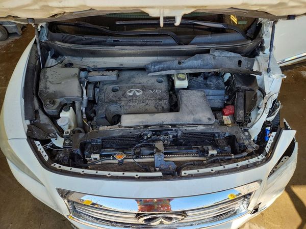 2015 INFINITI QX60 — Engine bay