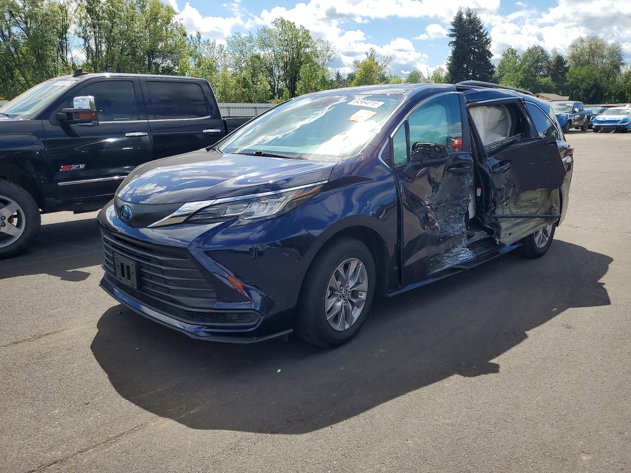 2022 TOYOTA SIENNA LE