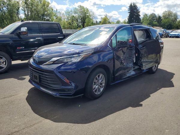 2022 TOYOTA SIENNA LE