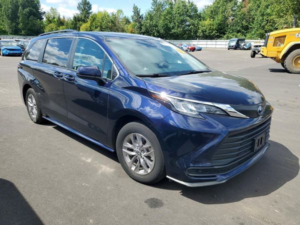 2022 TOYOTA SIENNA LE