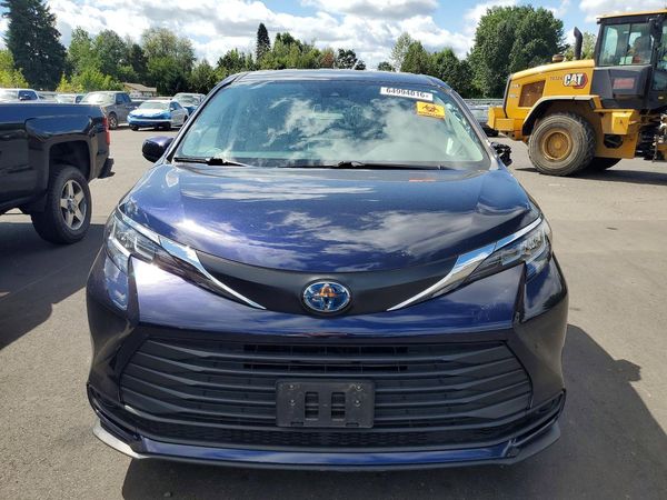 2022 TOYOTA SIENNA LE
