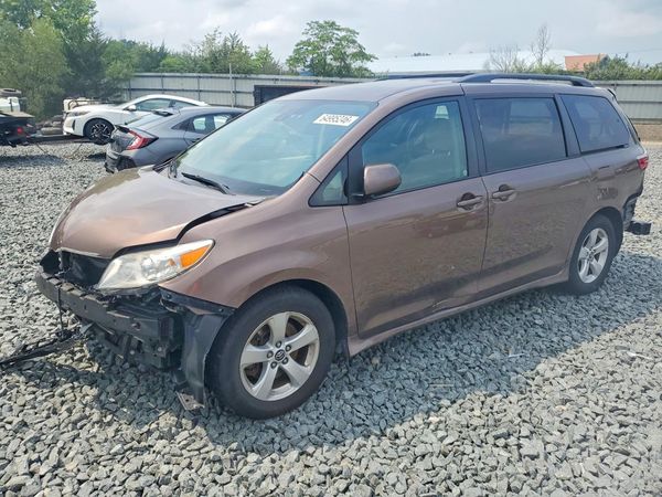 2018 TOYOTA SIENNA LE