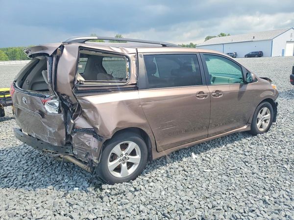 2018 TOYOTA SIENNA LE