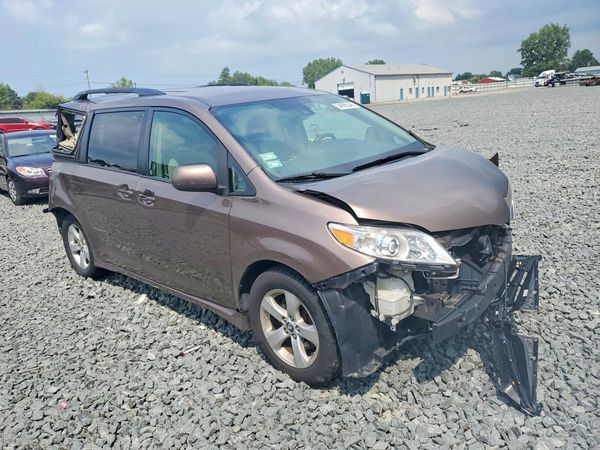 2018 TOYOTA SIENNA LE