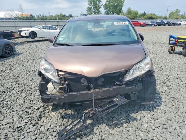 2018 TOYOTA SIENNA LE