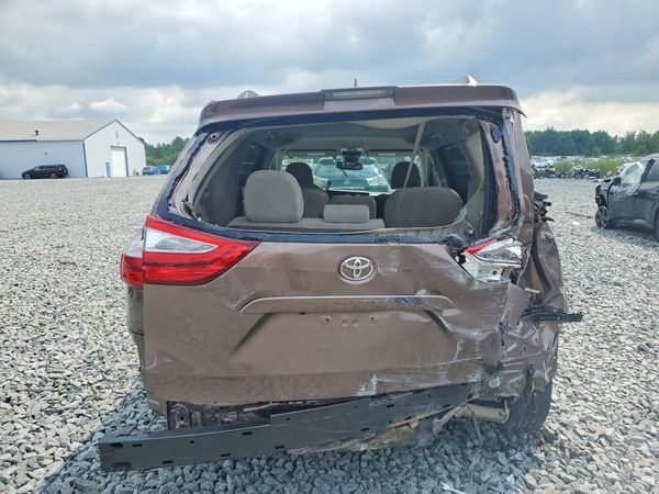 2018 TOYOTA SIENNA LE