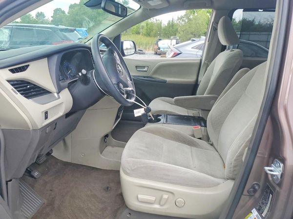 2018 TOYOTA SIENNA LE