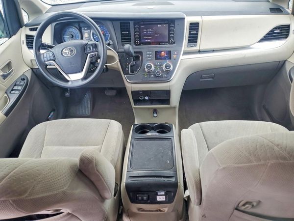 2018 TOYOTA SIENNA LE