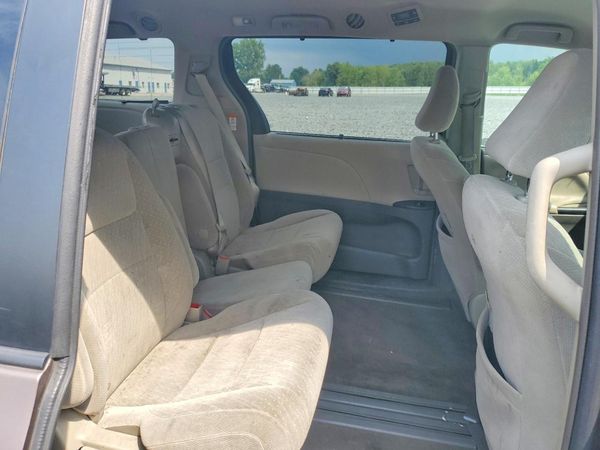 2018 TOYOTA SIENNA LE