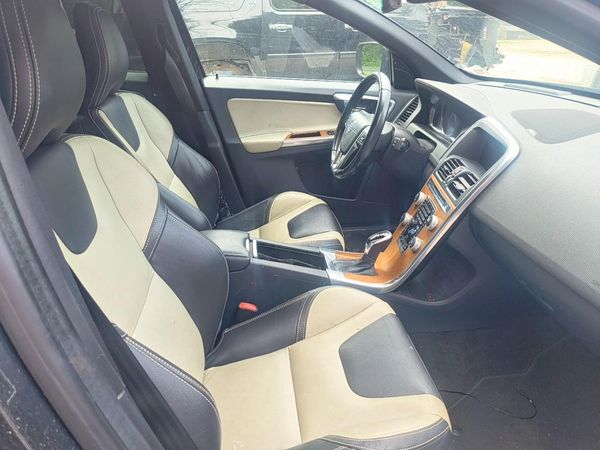 2015 VOLVO XC60 Platinum (non R design)