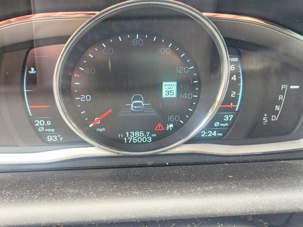 2015 VOLVO XC60 Platinum (non R design)