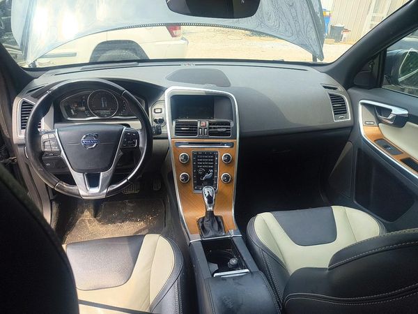 2015 VOLVO XC60 Platinum (non R design)