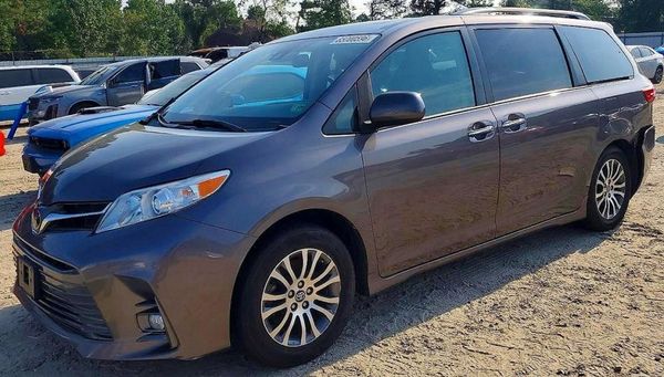 2020 TOYOTA SIENNA Q grade