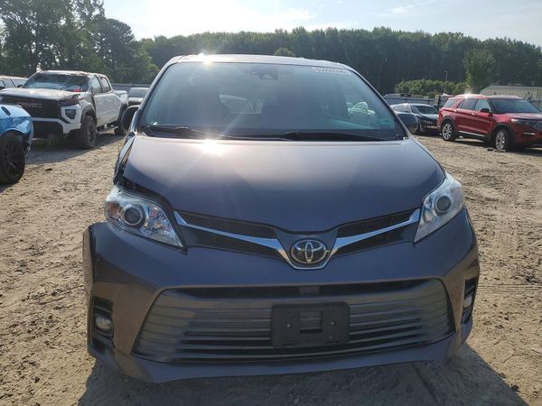 2020 TOYOTA SIENNA Q grade