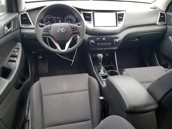 2017 HYUNDAI TUCSON SE (no options)