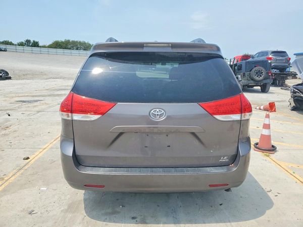 2014 TOYOTA SIENNA