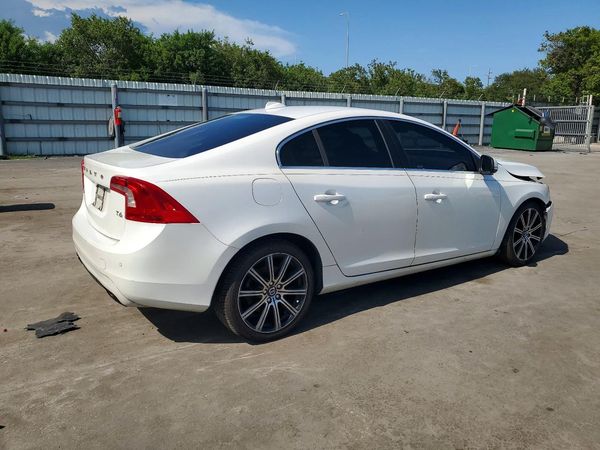 2015 VOLVO S60
