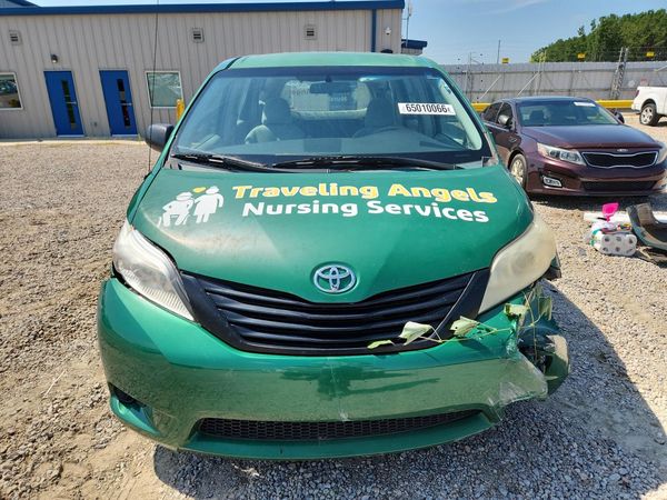 2013 TOYOTA SIENNA