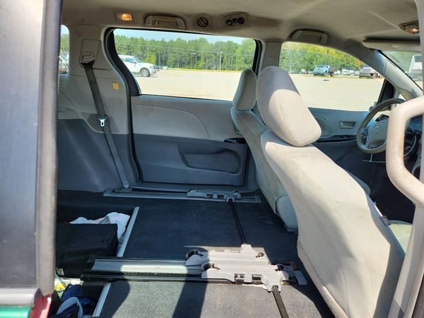 2013 TOYOTA SIENNA