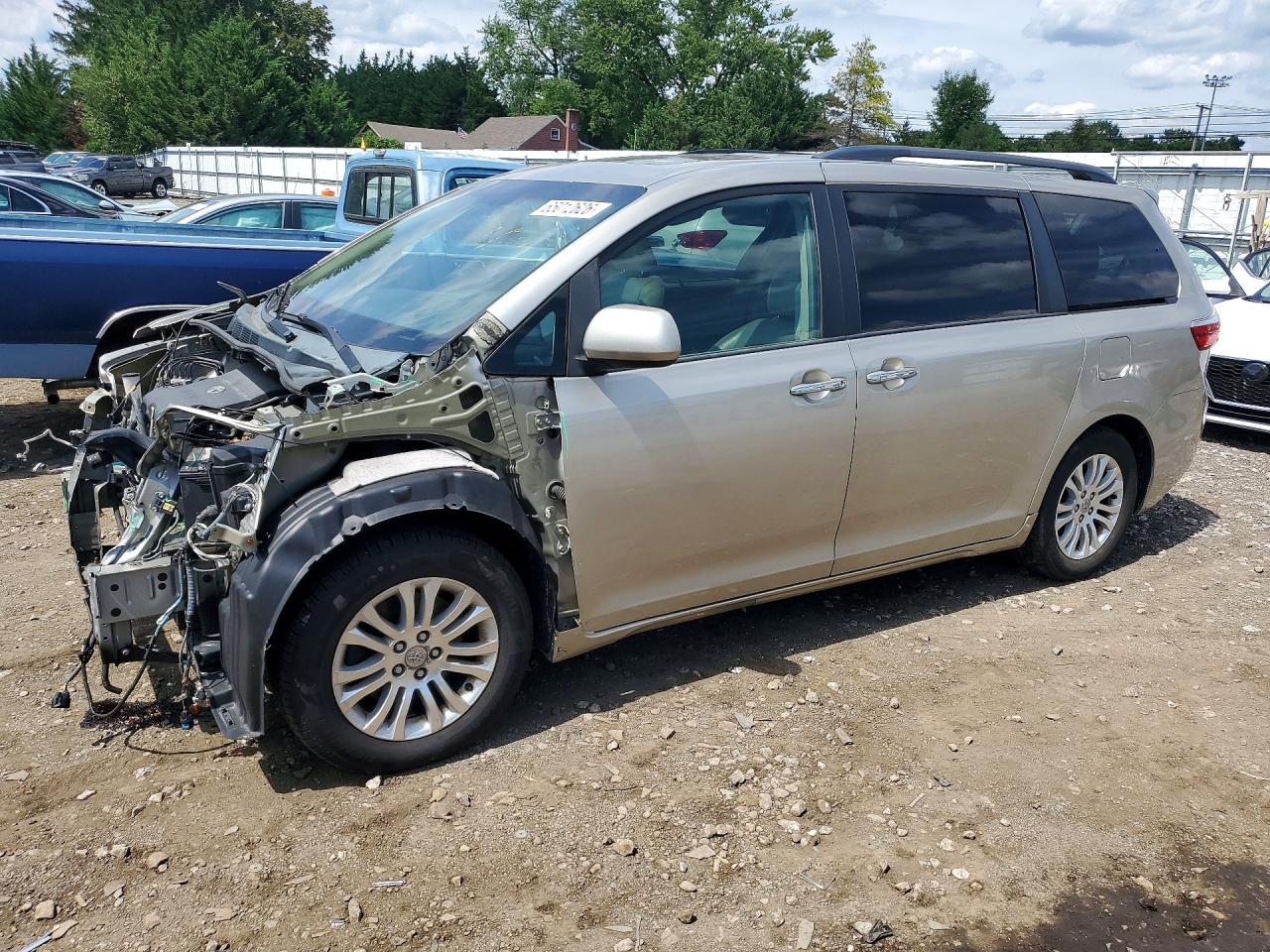 2015 TOYOTA SIENNA — Front 3/4