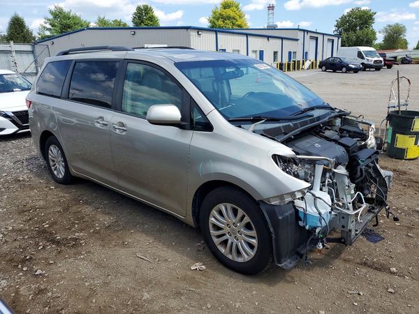 2015 TOYOTA SIENNA — Passenger 3/4