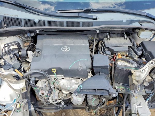 2015 TOYOTA SIENNA — Engine bay