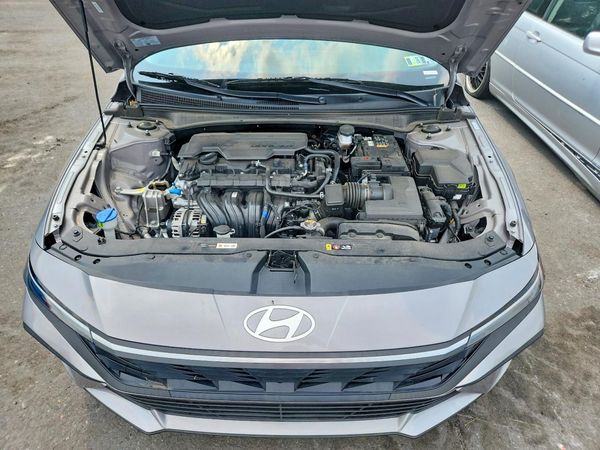 2025 HYUNDAI ELANTRA SE — Engine bay