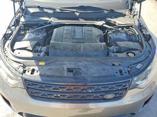 2018 LAND ROVER DISCOVERY HSE — Engine bay