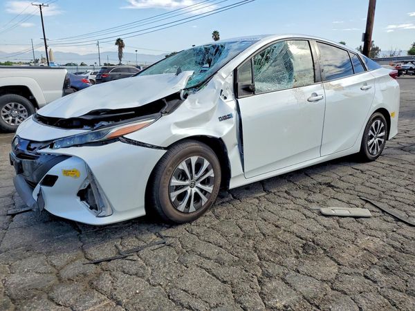 2022 TOYOTA PRIUS — Front 3/4