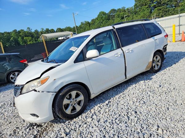 2014 TOYOTA SIENNA