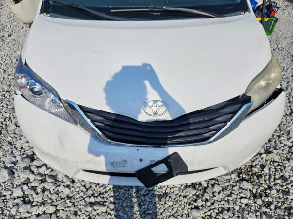 2014 TOYOTA SIENNA