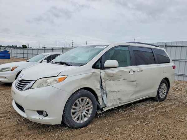 2017 TOYOTA SIENNA