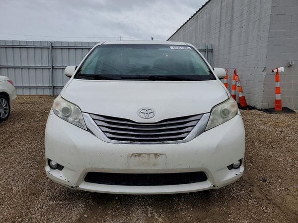 2017 TOYOTA SIENNA