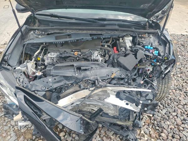 2020 TOYOTA CAMRY SE — Engine bay