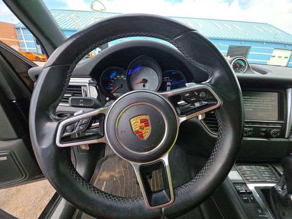 2015 PORSCHE MACAN