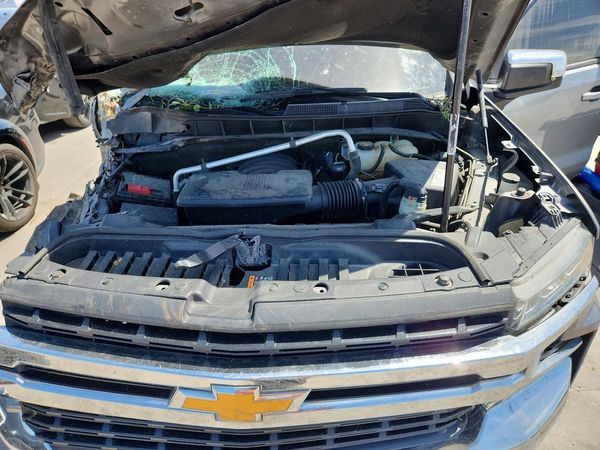 2019 CHEVROLET SILVERADO LT — Engine bay