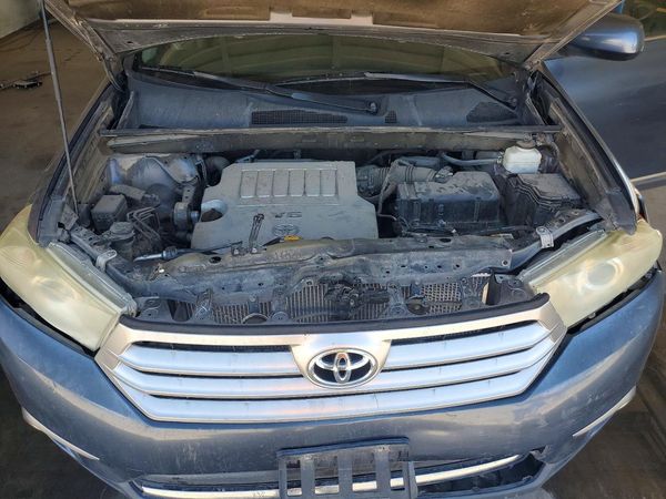 2012 TOYOTA HIGHLANDER Base/Hybrid — Engine bay