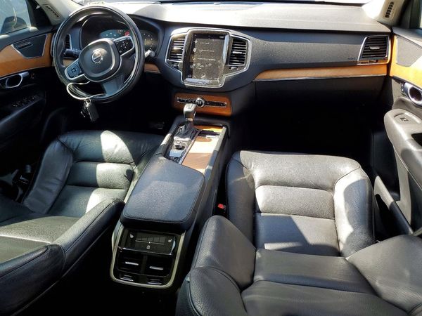 2022 VOLVO XC90