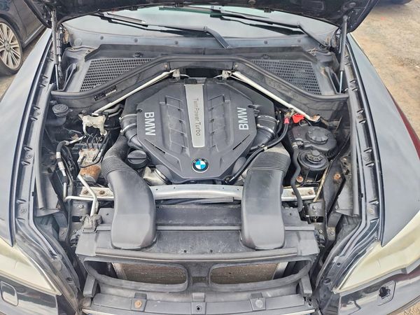 2013 BMW X6 xDrive50i — Engine bay