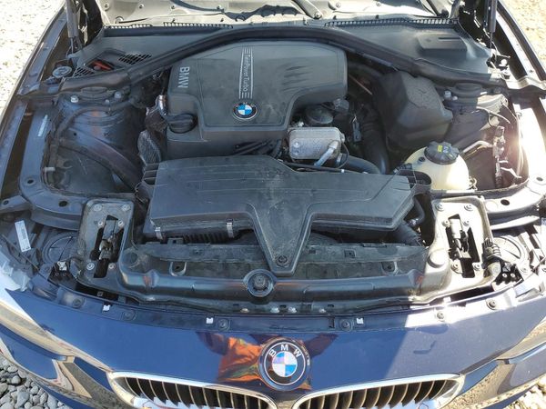 2015 BMW 328 xDrive SA — Engine bay