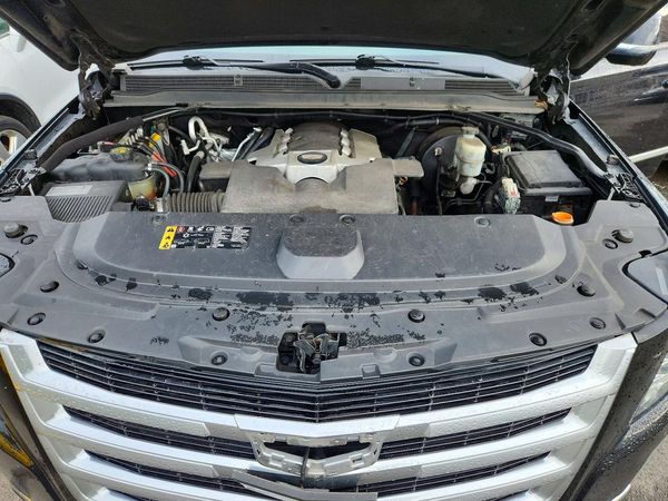2019 CADILLAC ESCALADE ESV Luxury — Engine bay