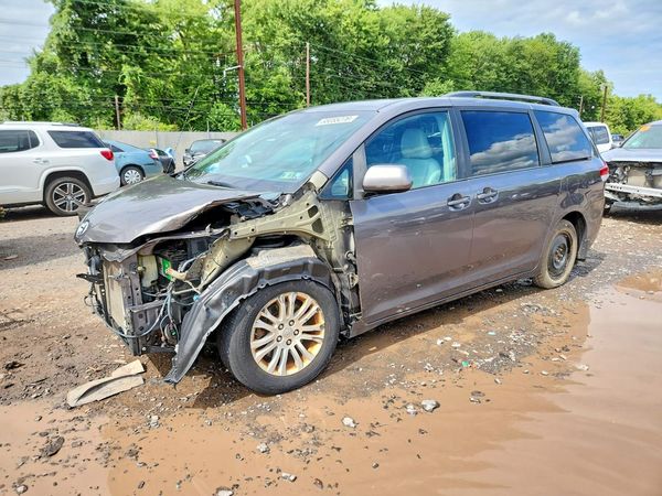 2012 TOYOTA SIENNA