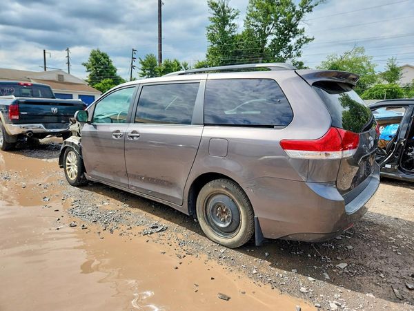 2012 TOYOTA SIENNA